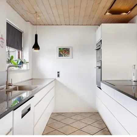 Stort Hus I Rolige Omgivelser *