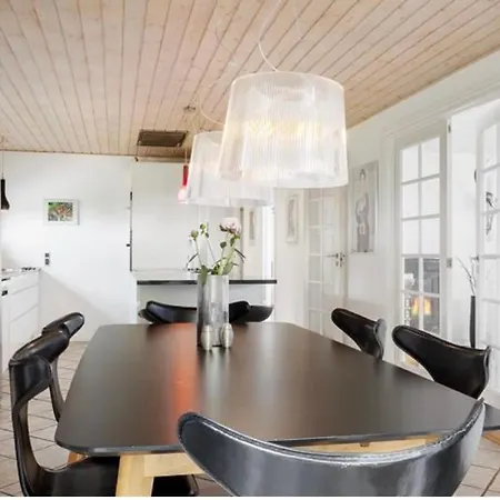 Stort Hus I Rolige Omgivelser